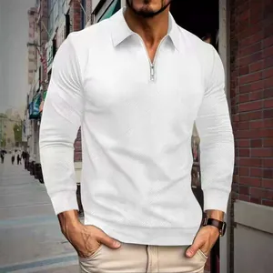 Detalle de sudadera jacquard blanca de manga larga con media cremallera y cuello de polo