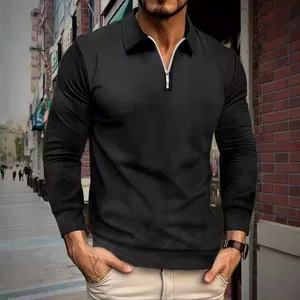 Primer plano del tejido jacquard negro en la sudadera de hombre con media cremallera
