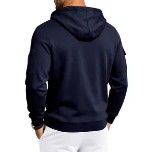 Vista posteriore della felpa con cappuccio blu navy da uomo con tasca sulla manica.