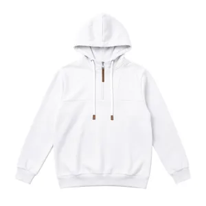 Dettaglio felpa bianca uomo con mezza zip e dettagli in pelle marrone sui coulisse.