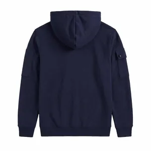 Vista posteriore di felpa con cappuccio blu navy da uomo con tasca cargo sulla manica