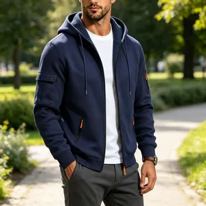 Detail van de marineblauwe techwear herenhoodie met contrasterende oranje ritsdetails