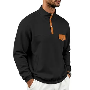 Primer plano de sudadera casual negra para hombre con cuello alto y bolsillo en contraste.