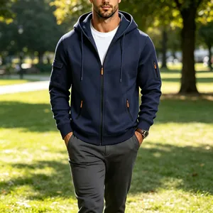 Detailweergave van marineblauwe heren tactische hoodie met opvallende oranje ritssluitingen