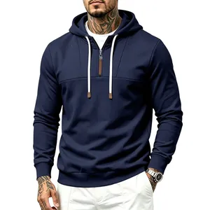 Vista dettagliata della felpa con cappuccio blu navy da uomo con mezza zip e lacci