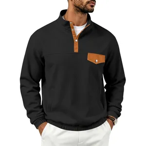 Detalle de sudadera negra para hombre con cuello alto y botones de presión marrones