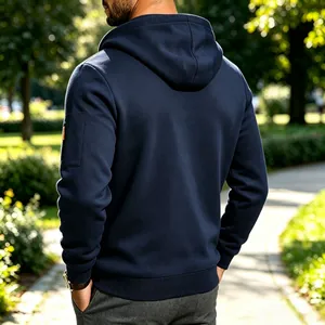 Detailaanzicht van een marineblauwe heren techwear hoodie met zak op de mouw.