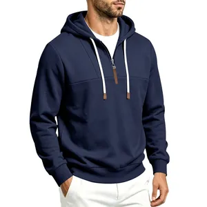Dettaglio di felpa con cappuccio blu navy da uomo con mezza zip e cordini bianchi.