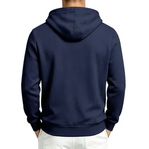 Vista posteriore dettagliata di una classica felpa con cappuccio blu navy da uomo.