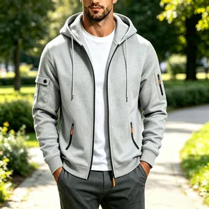 Detail van grijze techwear hoodie voor heren met oranje ritsaccenten en veel zakken
