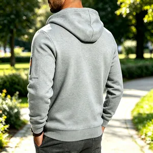 Achteraanzicht van een grijze techwear-hoodie voor heren met tactische mouwzak.
