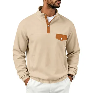 Detalle de sudadera beige para hombre con cuello alto y tapeta de botones en marrón
