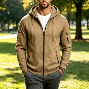 Gedetailleerd overzicht van heren kaki utility hoodie met opvallende oranje ritsaccenten