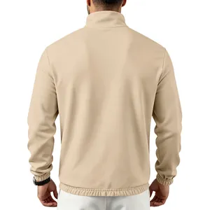 Vista trasera de una sudadera de manga larga para hombre caqui con cuello alto