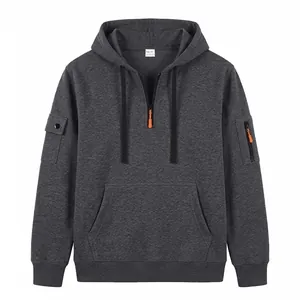 Vista frontale di una felpa con cappuccio grigio scuro pesante con dettaglio zip arancione