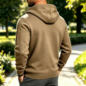 Achteraanzicht van een olijfgroene techwear hoodie voor heren met zak op de mouw
