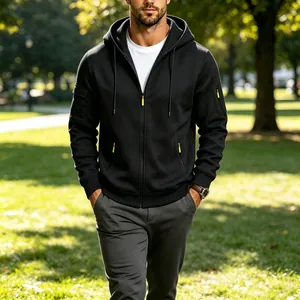 Gedetailleerd overzicht van zwarte techwear hoodie voor heren met functionele zakken