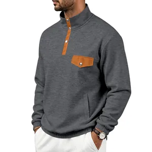 Primer plano de sudadera gris para hombre con solapa marrón en contraste y bolsillo
