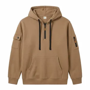 Dettaglio della felpa con cappuccio in pile pesante da uomo color cammello con tasche.