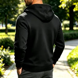 Zwarte techwear-hoodie voor heren met ritszakken van achteren gezien in een park.