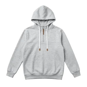 Dettaglio della felpa con cappuccio da uomo grigio chiaro mélange con mezza zip