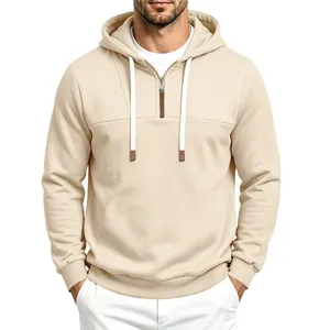 Felpa con cappuccio da uomo beige con mezza zip, lacci bianchi e stile casual