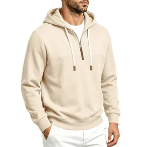 Dettaglio della felpa con cappuccio beige da uomo con mezza zip e coulisse regolabile