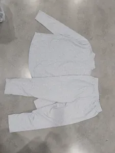 Conjunto de descanso gris para hombre de dos piezas con camiseta de manga larga y pantalón.