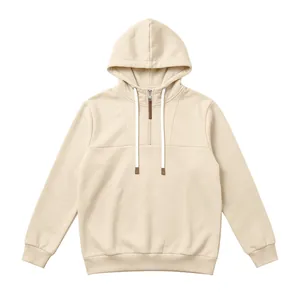 Vista dettagliata di una felpa con cappuccio beige con mezza zip e lacci bianchi.