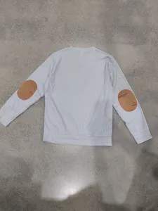 Achteraanzicht van een heren corduroy sweatshirt met bruine suède elleboogstukken.