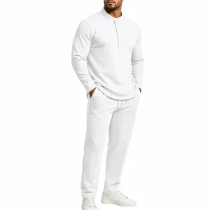 Elegante conjunto de salón para hombre totalmente blanco con cuello Henley y pantalón recto