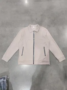 Λεπτομέρεια μπεζ ανδρικού τζάκετ με ύφανση βάφλας, φερμουάρ και γιακά με πέτο
