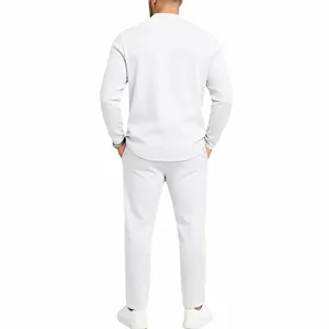 Vista trasera del ajuste del conjunto blanco de hombre con top Henley y pantalón