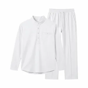 Detalle frontal de la camisa Henley de manga larga y los pantalones rectos a juego