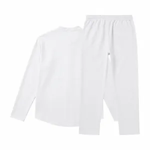 Vista posterior del conjunto blanco de camiseta Henley y pantalón para hombre