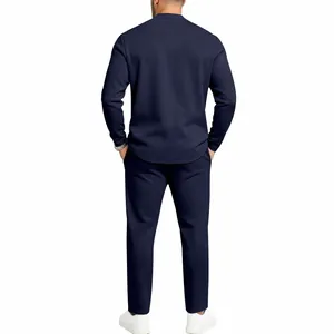 Vista trasera de un conjunto informal azul marino para hombre con top y pantalones
