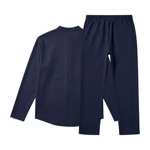 Vista detallada de conjunto casual azul marino para hombre con top Henley y pantalón