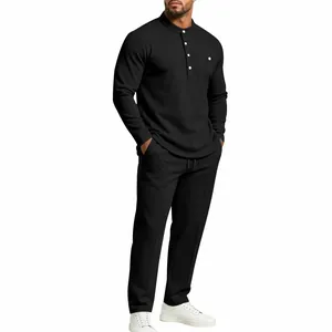 Vista de cuerpo completo del conjunto de camiseta Henley negra y pantalón de hombre