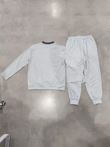 Rückansicht eines grauen Herren-Freizeitanzugs bestehend aus Jacke und Jogginghose.
