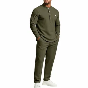 Vista detallada del conjunto de camiseta Henley de manga larga y pantalón verde oliva