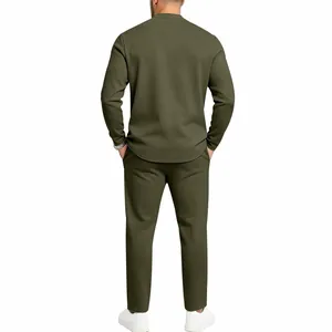 Vista trasera de un conjunto para hombre verde oliva con top de manga larga y pantalón