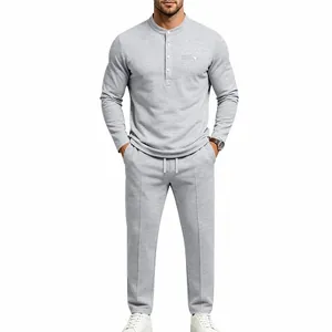 Vista completa del conjunto casual gris para hombre con top Henley y pantalón recto