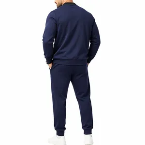 Rückansicht eines marineblauen Herren-Trainingsanzugs mit Baseball-Hals und Jogginghose.