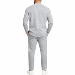 Vista trasera de un conjunto informal gris para hombre con top Henley y pantalón