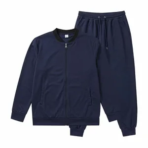 Detailansicht eines marineblauen Herren-Sportanzugs mit Baseballkragen-Jacke und Hose.