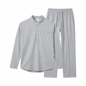 Conjunto casual de dos piezas para hombre en gris con camiseta cuello Henley y pantalón