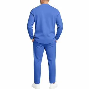 Vista trasera de un conjunto informal de dos piezas para hombre en azul con pantalón