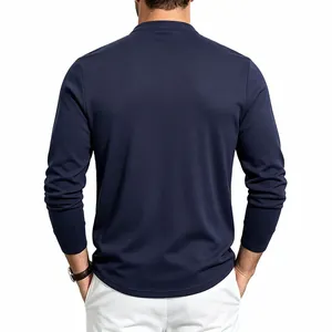 Achteraanzicht van een heren Henley shirt met lange mouwen in navy blauw met zoom.