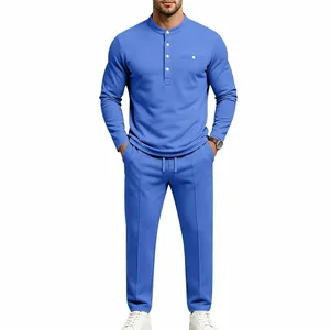 Vista profesional del conjunto para hombre de camiseta Henley azul y pantalones rectos