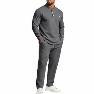 Vista detallada de un conjunto gris de camiseta Henley de manga larga y pantalón para hombre.